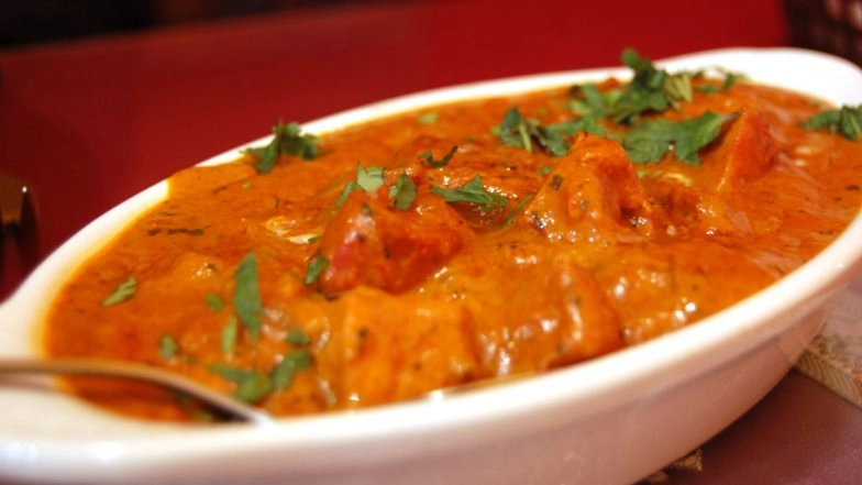 Man Sues Restaurant Over Non-Veg Food: Ahmedabad Resident Seeks 30.50 Lakh Compensation After Eatery Serves Him Murg Makhanwala in Place of Vegetarian Dish