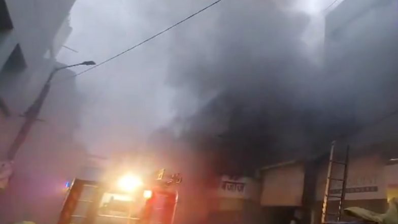 Pune Fire Video: Massive Blaze Erupts at Grocery Shop in Raviwar Peth Area, Viral Clip Shows Black Smoke Covering Skies