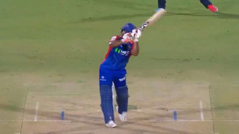 Rishabh Pant Pulls Off MS Dhoni-Like Helicopter Shot As He Hits Mohit Sharma for Six During DC vs GT IPL 2024 Match (Watch Video)