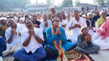Eid-Ul-Fitr 2024: Congress MP Shashi Tharoor Joins People Offering Namaz on Eid in Kerala's Thiruvananthapuram (See Pics)