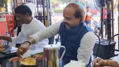 'Sanskrut Pune': Rival Candidates Vasant More and Ravindra Dhangekar Eat Breakfast Together in BJP Candidate Murlidhar Mohol's Ward During Campaigning for Lok Sabha Election 2024 (Watch Video)
