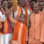 Uttarakhand: Young Boy Dressed Like Uttar Pradesh CM Yogi Adityanath Meets Him During Public Rally in Roorkee, Shows Victory Sign With BJP Leader (Watch Video)