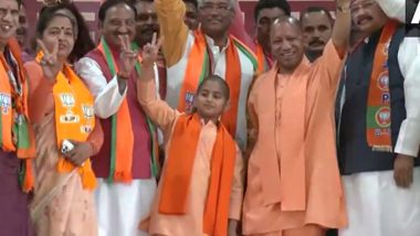 Uttarakhand: Young Boy Dressed Like Uttar Pradesh CM Yogi Adityanath Meets Him During Public Rally in Roorkee, Shows Victory Sign With BJP Leader (Watch Video)