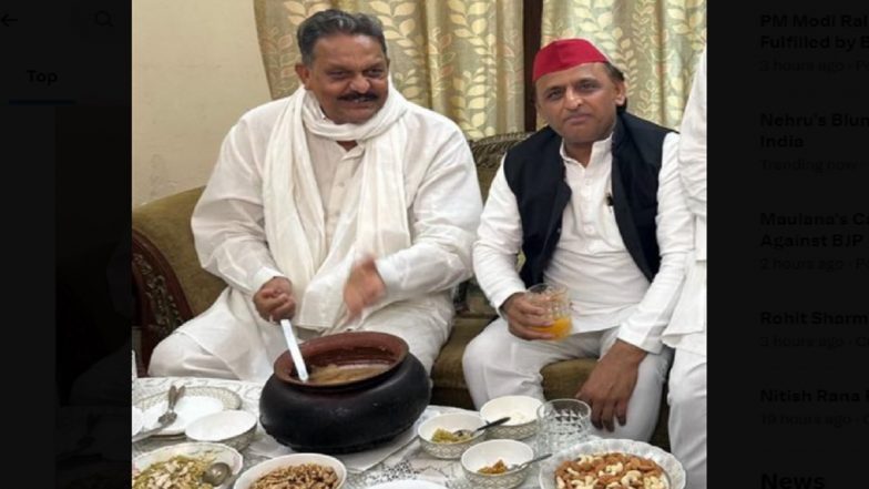 Akhilesh Yadav Visits Mukhtar Ansari&rsquo;s Home: Samajwadi Party Chief Meets Afzal Ansari, Son Umar Ansari in Uttar Pradesh&rsquo;s Ghazipur (Watch Videos)