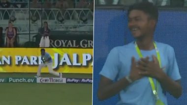 Ball Boy Takes Superb Catch Outside the Boundary Line During LSG vs KKR IPL 2024, Receives Applause From Lucknow Super Giants Fielding Coach Jonty Rhodes (Watch Video)