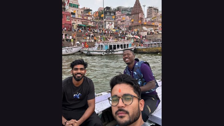 KKR Players Manish Pandey, Sherfane Rutherford and KS Bharat Visit Kashi Viswanath Temple After Their Flight Diverted to Varanasi (See Pic)