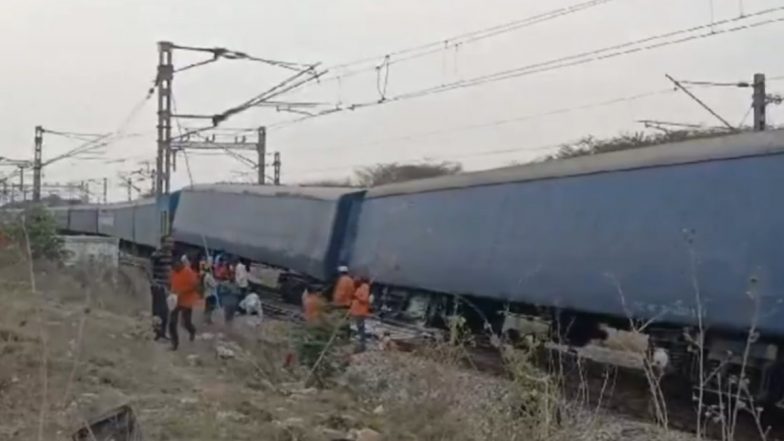 Goods Train Derails in Telangana: Two Wagons of Goods Train Derails Near Vishnupuram on Guntur-Secunderabad Route (Watch Video)