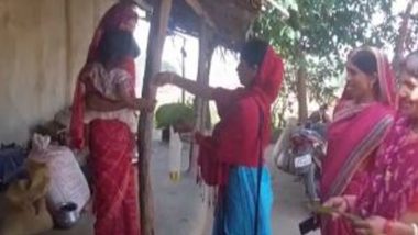 Balrampur Lok Sabha Election 2024: Women From Self-Help Groups in Chhattisgarh Go Door to Door with Tamarind Leaves, Yellow Rice To Drive Voter Turnout in Phase 3 (Watch Video)