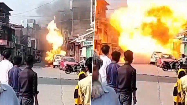 Maruti Van Catches Fire: Explosion Heard After Four-Wheeler Goes Up in Flames in UP's Bulandshahr, Terrifying Video of Burning Vehicle Surfaces