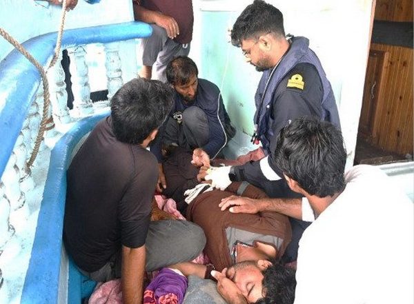 World News | Indian Warship Helps Pakistani Crew Onboard Iranian Fishing Vessel