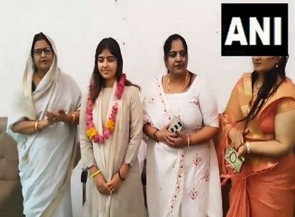 India News | Akhilesh Yadav's Daughter on Holiday, Campaigns for Samajwadi Party Candidates