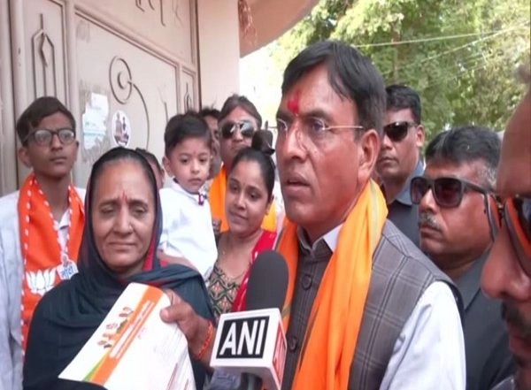 India News | Union Minister Mansukh Mandaviya Holds Door-to-door Campaign in Porbandar