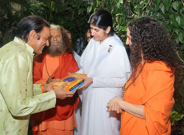Business News | Dr. Dinesh Shahra, The Pioneer of Yellow Revolution Presents 'Sanatan Living' Series to BK Shivani Verma at Parmarth Niketan