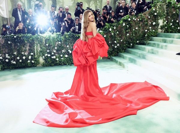 Met Gala 2024: Shakira Makes a Glamorous Entrance in a Voluminous Red Gown by Carolina Herrera, Makes a Stunning Debut at the Event!