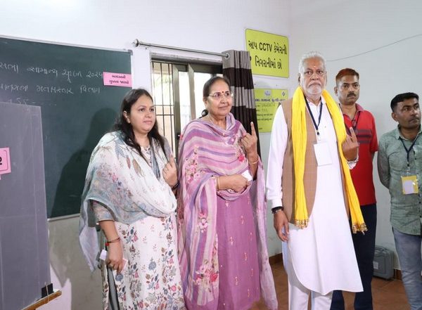 India News | Union Minister Parshottam Rupala Casts His Vote in His Village Ishwariya in Gujarat