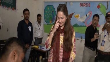 India News | Congress Leader Mumtaz Patel Casts Her Vote in Gujarat's Bharuch
