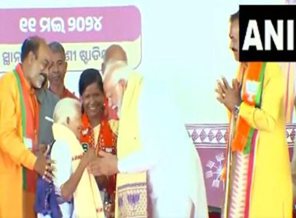 India News | In Odisha's Kandhamal: PM Modi Bows Down, Seeks Blessings from Padma Awardee Purnamasi Jani