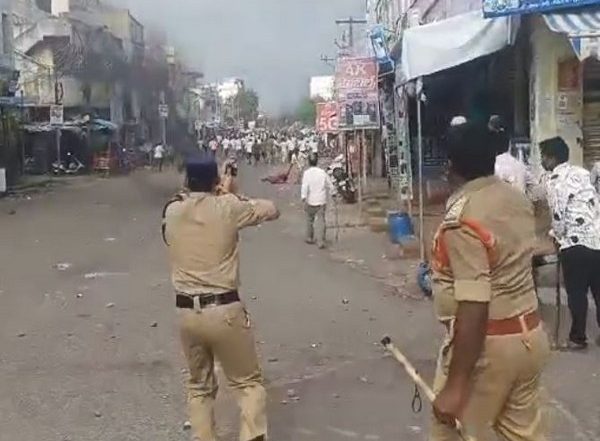 India News | YSRCP, TDP Workers Clash Near Polling Station in Andhra's Palnadu, Police Fire Rubber Bullets