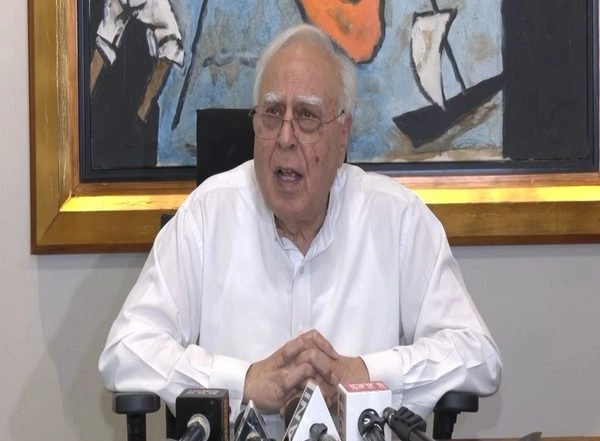 India News | CJI DY Chandrachud Congratulates Kapil Sibal for Winning SCBA President Election