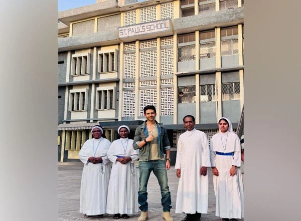 Entertainment News | 'Chandu Champion' Star Kartik Aaryan Visits His School in Gwalior