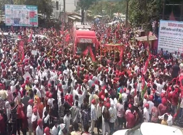 India News | Lok Sabha Polls: Dimple Yadav Holds Roadshow in Support of SP Candidate in Gonda
