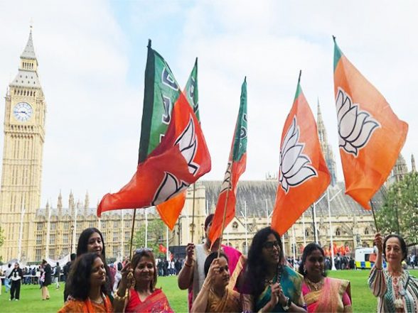 World News | Indian Women Gathers in Traditional Attire Outside UK Parliament to Extend Support to PM Modi's Success in LS Polls - Vimarsana News