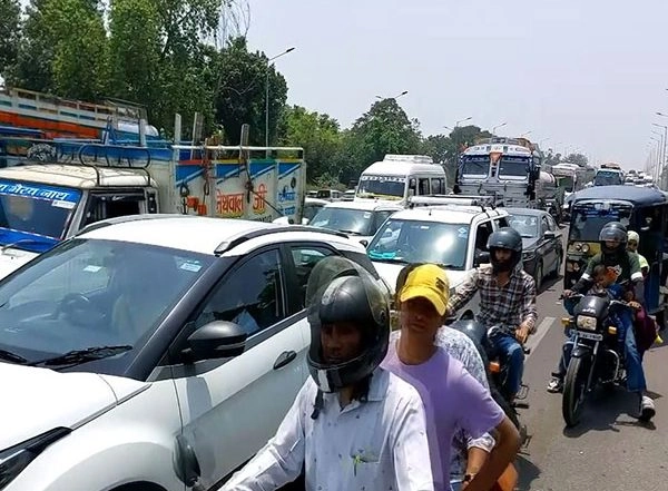 India News | Severe Traffic Jam in Haridwar Causes Distress to Travellers Due to Scorching Heat