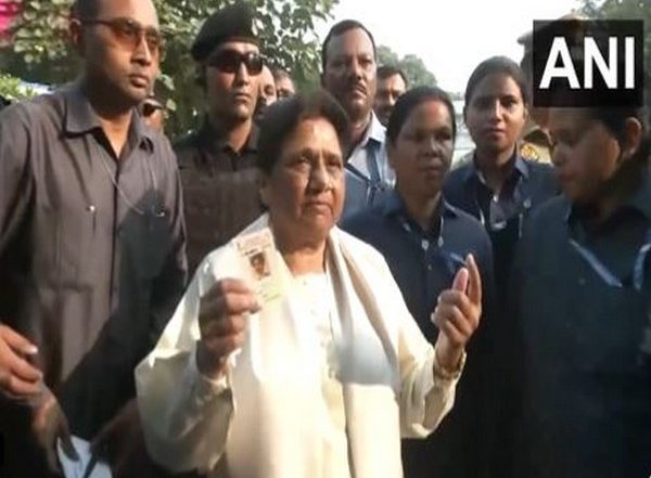 India News | BSP President Mayawati Casts Vote in Lucknow, Says She is Hopeful of Change