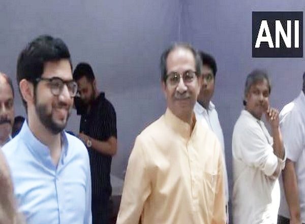 India News | Uddhav Thackeray, His Wife Rashmi and Son Aaditya Cast Their Vote in Mumbai