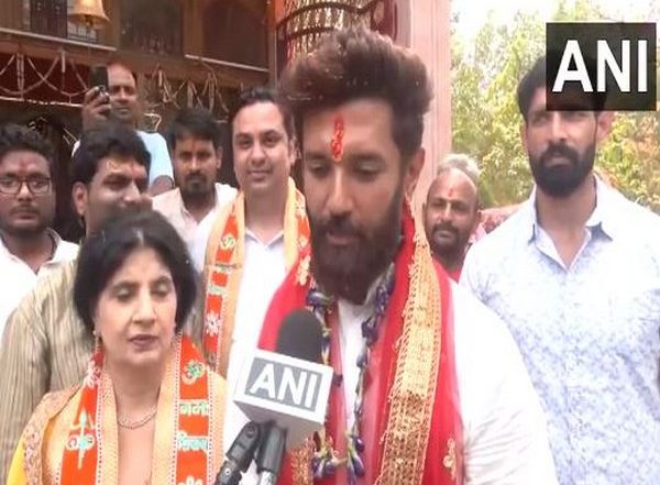 India News | Bihar: Chirag Paswan Offers Prayers at Baba Yogeshwar Nath Dham Temple in Danapur
