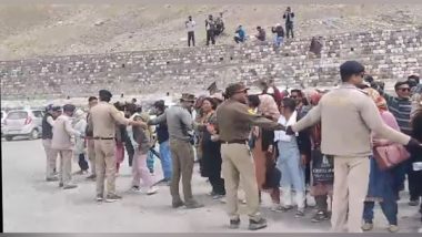 India News | Himachal: Congress Workers Show Black Flags to Kangana Ranaut in Lahaul Spiti