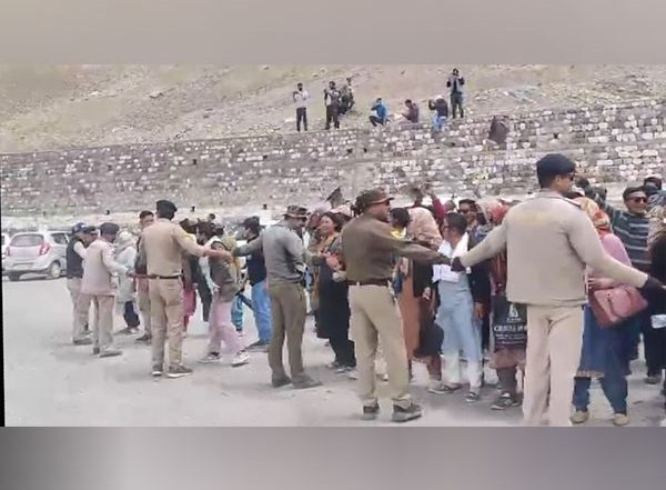 India News | Himachal: Congress Workers Show Black Flags to Kangana Ranaut in Lahaul Spiti