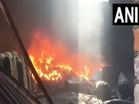 India News | Fire Breaks out at Chemical Warehouse Near Hospital in Kanpur - Vimarsana News
