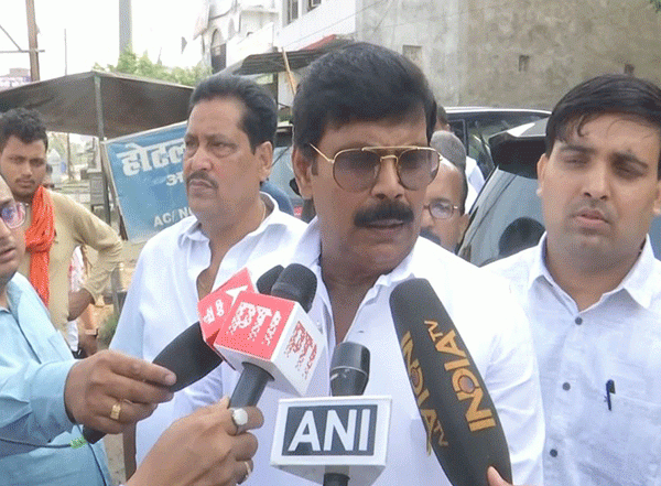 India News | 'Yaha Toh Hoga 400 Paar': Gangster Turned Politician Anand Mohan Votes in Bihar's Sheohar