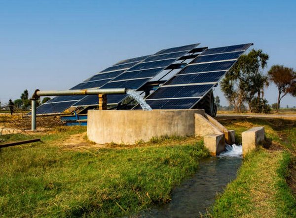 World News | Pak: Man Uses Solar Panels to Charge Mobile Phones as Country Struggles with Electricity Shortage