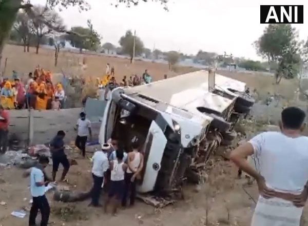 India News | Rajasthan: Jaipur-bound Bus Overturns on Delhi-Mumbai Express Highway in Dausa; 2 Severely Injured