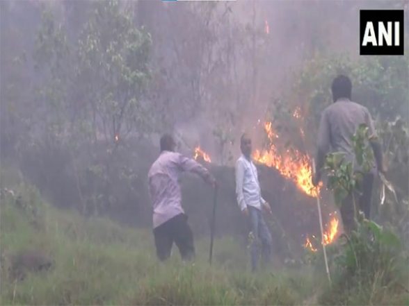 India News | J-K: Rajouri Forest Fire Disrupts Normal Life, Locals Complain of Suffocation - Vimarsana News