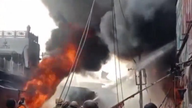 Agra Fire Video: Massive Blaze Erupts at Textile Market in Uttar Pradesh, Viral Clip Shows Black Smoke Covering Skies