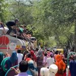 Water War in Delhi: Viral Video Shows People in Large Numbers Rushing Towards Water Tanker to Fill Vessels in Chanakyapuri; Netizens Express Shock and Angst