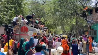 Water War in Delhi: Viral Video Shows People in Large Numbers Rushing Towards Water Tanker to Fill Vessels in Chanakyapuri; Netizens Express Shock and Angst