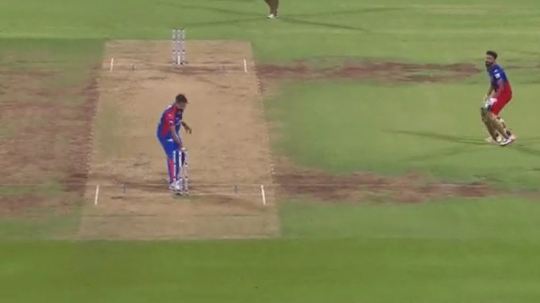 Mohammed Siraj Gets Hilariously Run Out After He Fails to Notice Ball in Bowler's Hand During RCB vs DC IPL 2024 Match (Watch Video)