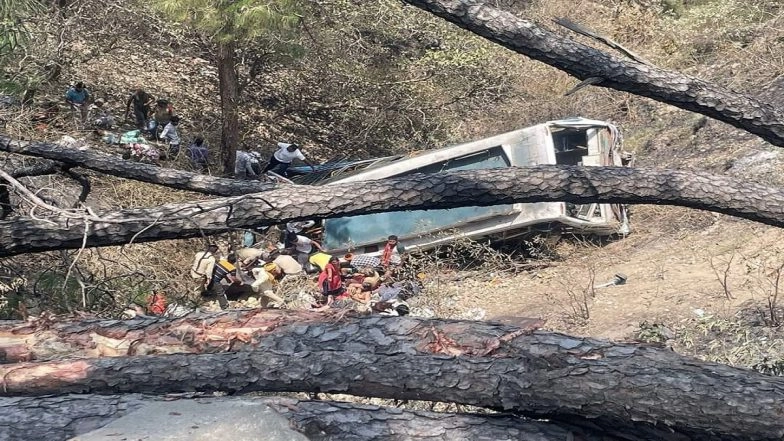 Jammu and Kashmir Accident: Seven Killed, 28 Injured After Bus Carrying Pilgrims From Hathras Goes Out of Control and Falls in Gorge in Akhnoor (Watch Video)