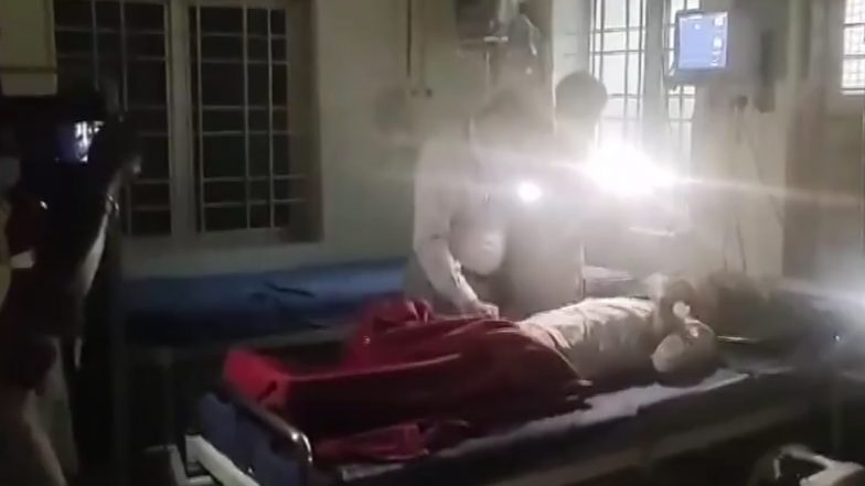 Karnataka: Doctor Uses Mobile Phone Flashlight to Treat Patient During Power Outage in Chitradurga (Watch Video)