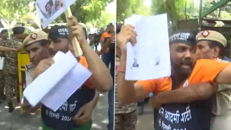 AAP Protest: Delhi Police Detain People Sporting Black Topis With Words 'Aajan Aadmi Party', Section 144 Imposed on DDU Marg Ahead of 'Jail Bharo' March (Watch Video)