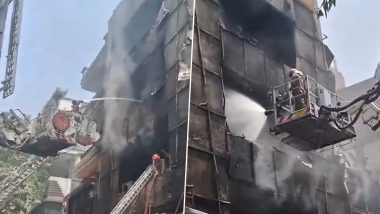 Delhi Fire: Blaze Erupts Inside Raymond Showroom of Four-Storey Building at Durga Puri Extension Area, Jyoti Nagar; All Residents Evacuated, One Reported Missing (Watch Video)