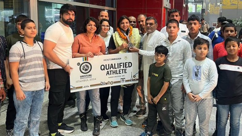 Sakshi Malik Accords Warm Welcome to Nisha Dahiya in Delhi After Wrestler Earns Paris Olympic Games 2024 Quota