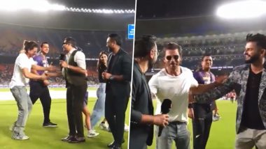 Shah Rukh Khan Warmly Greets Suresh Raina, Aakash Chopra and Parthiv Patel as He Addresses Fans at Narendra Modi Stadium After KKR vs SRH IPL 2024 Qualifier 1 Match (Watch Video)