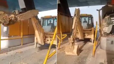 Uttar Pradesh: Angry JCB Driver Smashes Toll Booth at Chhijarsi Over Toll Fee Payment in Hapur, Probe Launched After Video Goes Viral