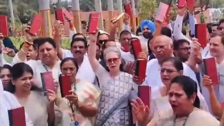 Sonia Gandhi, Rahul Gandhi Protest Along With INDIA Bloc Leaders in Parliament Premises Ahead of First Session of 18th Lok Sabha (Watch Video)
