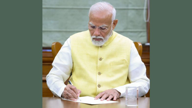 PM Modi First Official Work as Prime Minister: PM Narendra Modi Signs File Authorising PM Kisan Nidhi Release, Says ‘Government Fully Committed to Kisan Kalyan’